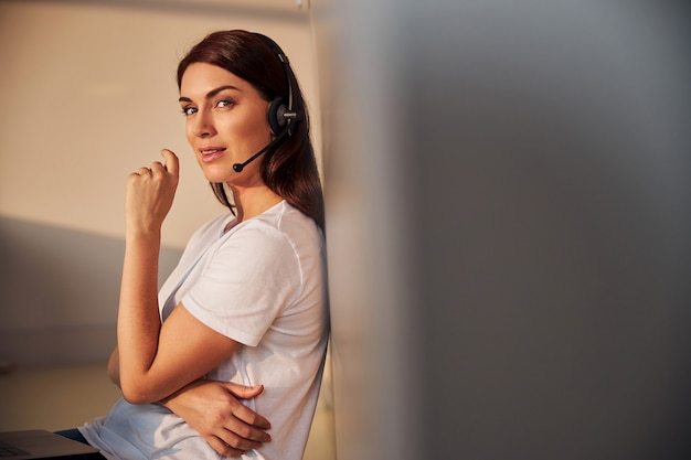 Portrait de jolie femme qui regarde la caméra