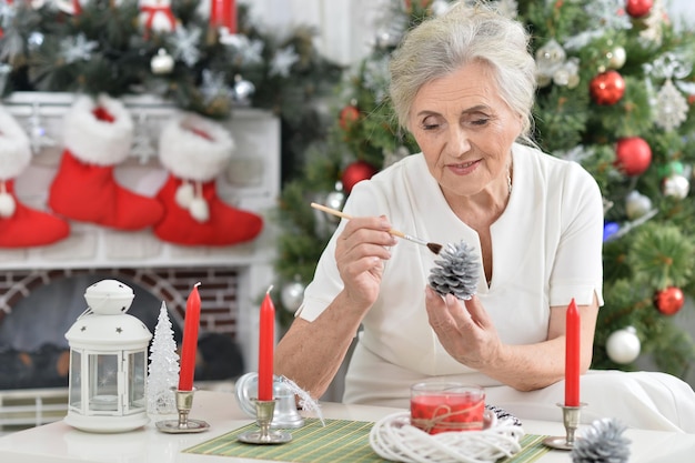 Portrait de jolie femme se préparant pour Noël