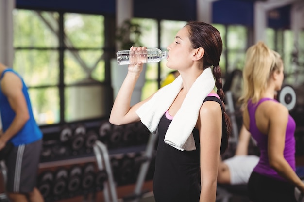 Portrait, De, Jolie Femme Souriante, à, Bouteille Eau, à, Gymnase