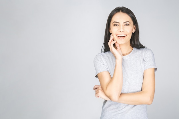 Portrait d'une jolie femme souriante regardant la caméra isolée sur fond blanc