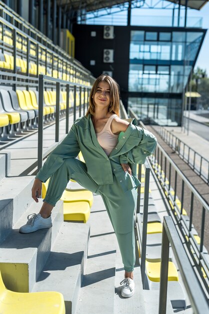 Portrait d'une jolie femme sportive se reposant ou se relaxant après l'exercice matinal à la chaise du stade. mode de vie sain