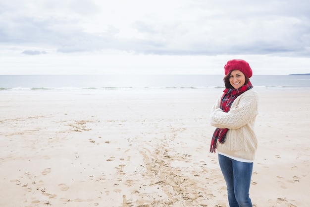 Portrait d&#39;une jolie femme en vêtements chauds élégant à la plage