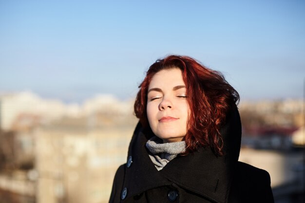 Portrait de jolie femme en vêtements chauds en plein air