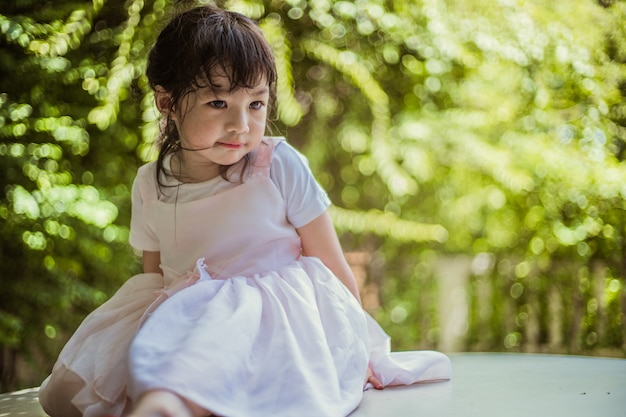 Portrait de jolie fille asiatique souriant en plein air. La vie pendant la pandémie de covid-19.