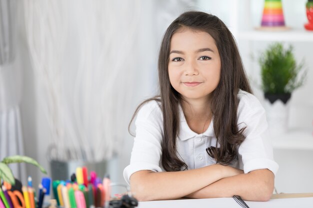 Portrait de jolie fille asiatique avec le visage de sourire.