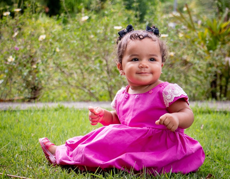 Photo portrait d'une jolie fille assise à l'extérieur