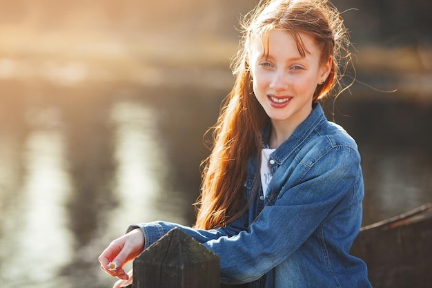 Portrait d'une jolie fille aux cheveux rouges