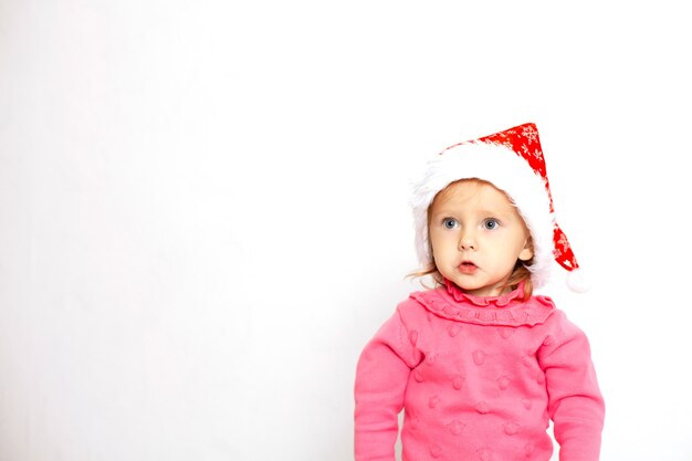 Portrait d'une jolie fille aux yeux bleus dans une casquette de Noël Espace de fond blanc pour le texte