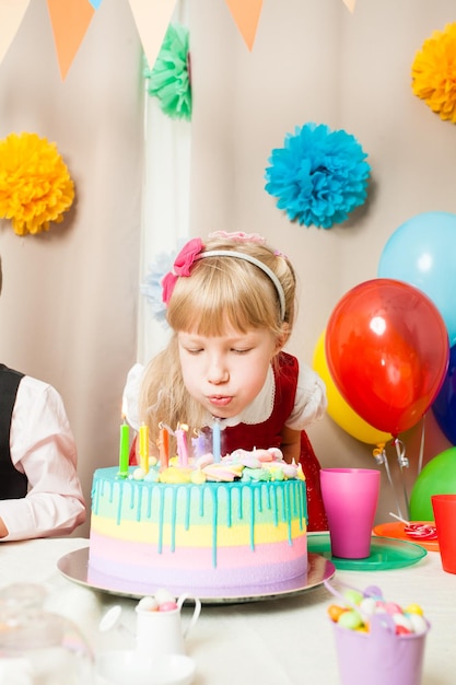 Portrait d'une jolie fille avec des ballons à table