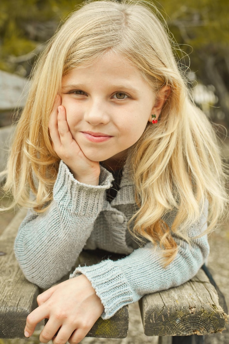 Photo portrait d'une jolie fille sur un banc