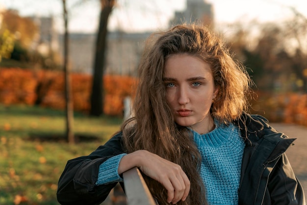 Portrait jolie fille avec un beau regard dans le parc d'automne Superbe jeune femme aux longs cheveux auburn ondulés