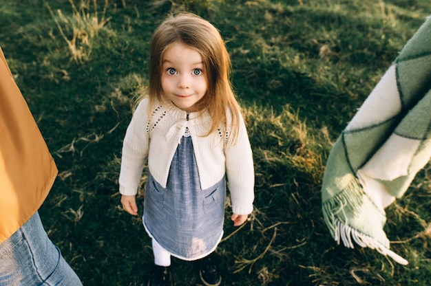 Portrait d&#39;une jolie fille belle et heureuse qui traverse le champ ensoleillé