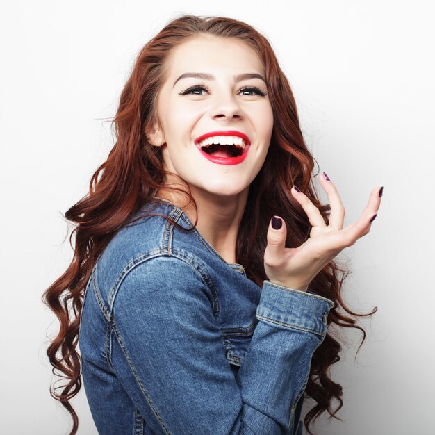 Portrait d'une jolie fille sur un blanc