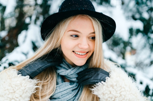 Portrait de jolie fille blonde souriante élégante