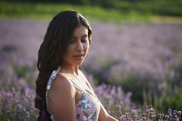 Portrait de jolie fille brune sur fond de champ de lavande.