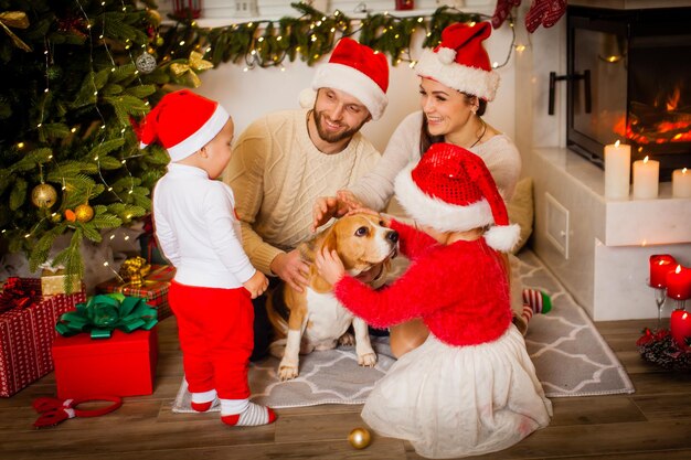 Portrait d'une jolie fille avec un chien