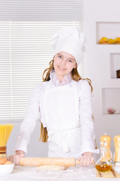 Portrait de jolie fille cuisinant dans la cuisine