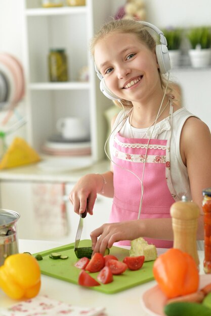 Photo portrait de jolie fille cuisiner dans la cuisine