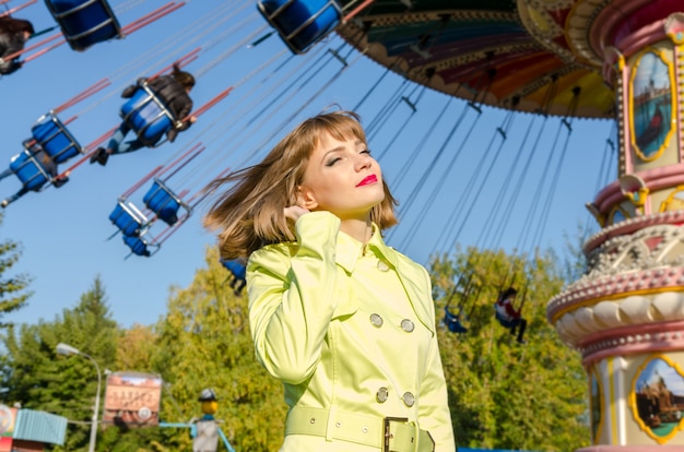 Photo portrait de jolie fille dans le parc d'attractions