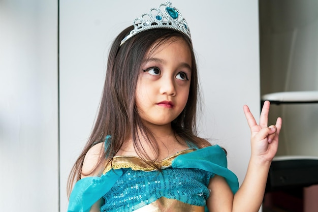 Portrait d'une jolie fille déguisée en princesse arabe regardant vers le haut