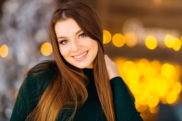 Portrait d'une jolie fille avec du maquillage et des cheveux longs un beau s