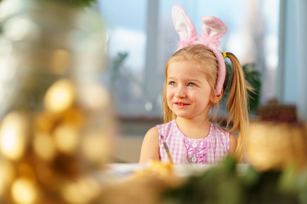 Portrait d'une jolie fille enfant en bas âge avec des oreilles de lapin