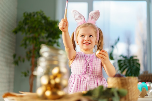 Portrait d'une jolie fille enfant en bas âge avec des oreilles de lapin