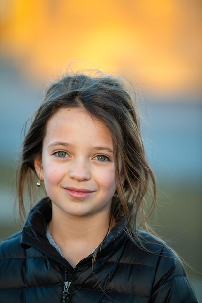 Photo portrait d'une jolie fille à l'extérieur