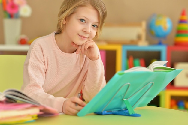 Le portrait d'une jolie fille fait des leçons