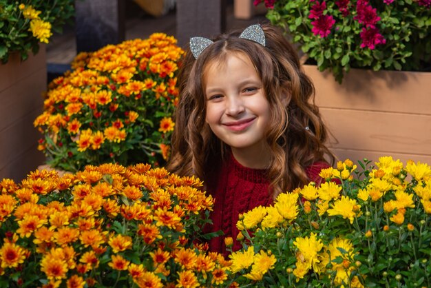 portrait d'une jolie fille avec des fleurs en automne