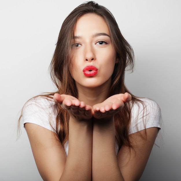 Photo portrait d'une jolie fille sur fond blanc