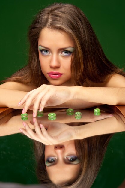 Portrait d'une jolie fille sur le fond vert