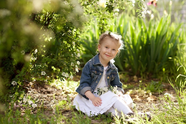 Portrait d'une jolie fille heureuse dans le parc