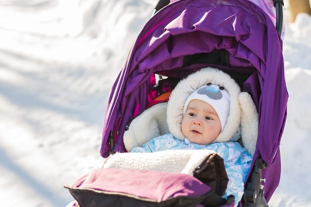 Photo portrait d'une jolie fille en hiver