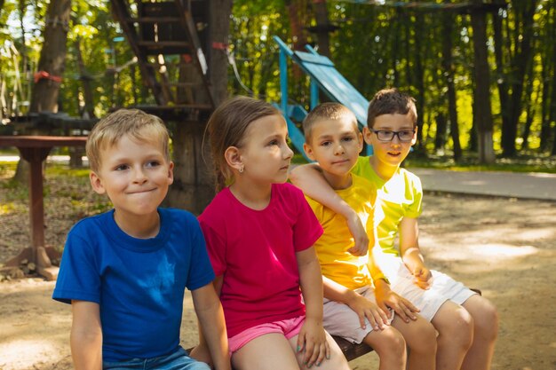 Photo portrait d'une jolie fille jouant dans le parc