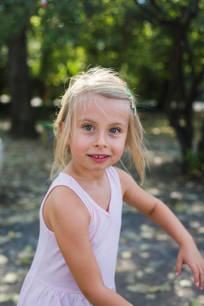 Portrait d'une jolie fille jouant sur le terrain