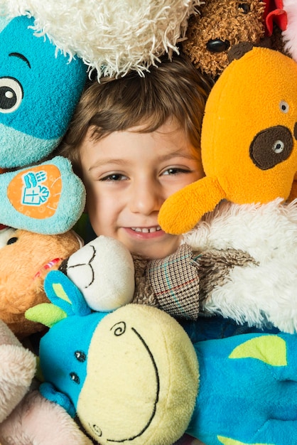 Photo portrait d'une jolie fille avec des jouets.