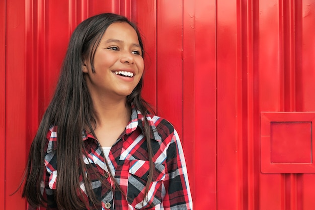 Photo portrait de jolie fille latino dans la rue. concept de l'enfance.