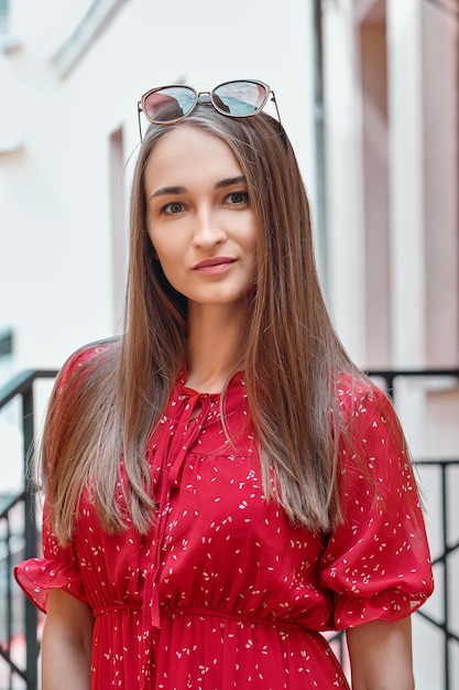 Portrait de jolie fille avec des lunettes de soleil sur le front