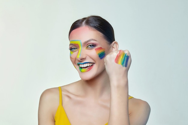 Portrait d'une jolie fille avec un maquillage lumineux