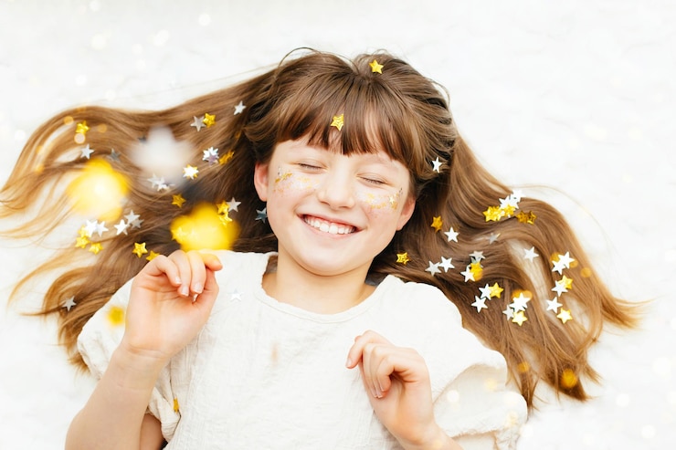 Photo portrait d'une jolie fille avec des paillettes en forme d'étoile sur son visage la fille sourit fête de vacances amusante