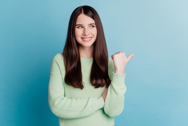 Portrait D'une Jolie Fille Pointant Du Doigt L'espace Vide Look Rusé Favorisant La Nouveauté