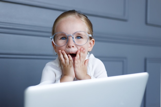 Portrait de jolie fille portant des lunettes