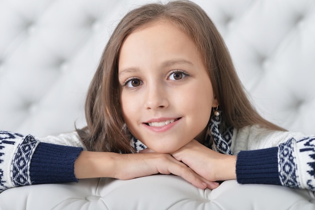 Portrait de jolie fille posant à la maison