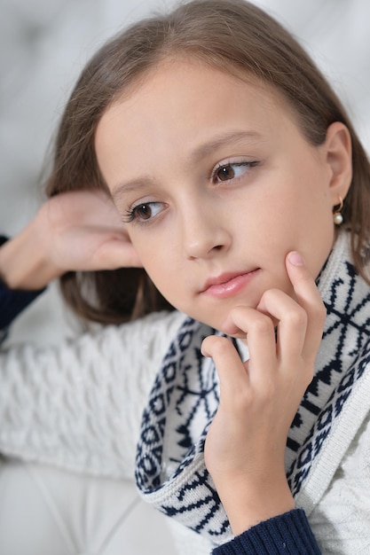 Portrait d'une jolie fille posant à la maison