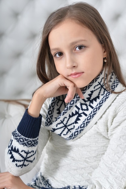 Portrait de jolie fille posant à la maison