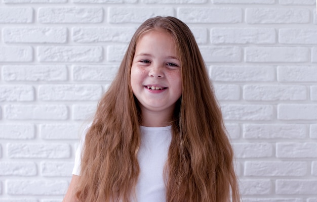 Portrait De Jolie Fille En Riant à La Maison.