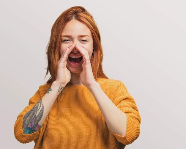 Portrait d&#39;une jolie fille rousse criant