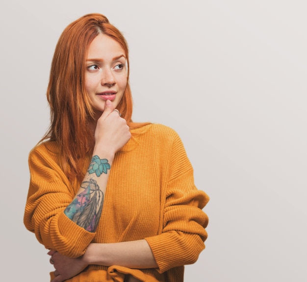 Portrait d&#39;une jolie fille rousse pensant