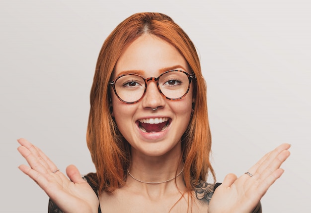 Portrait D'une Jolie Fille Rousse Qui Rit